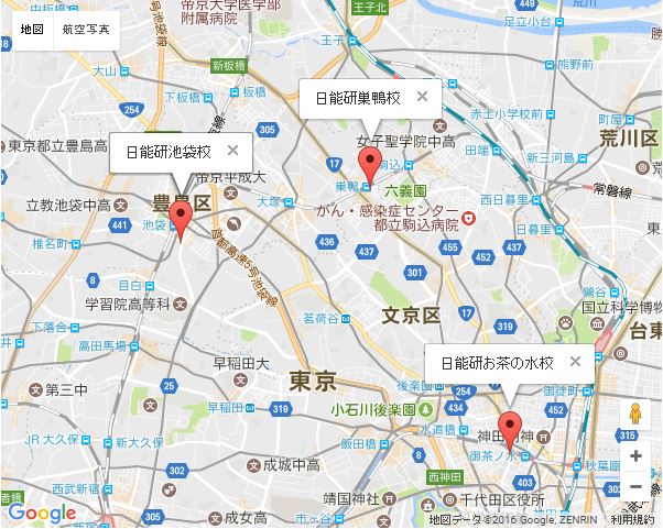 ���\������